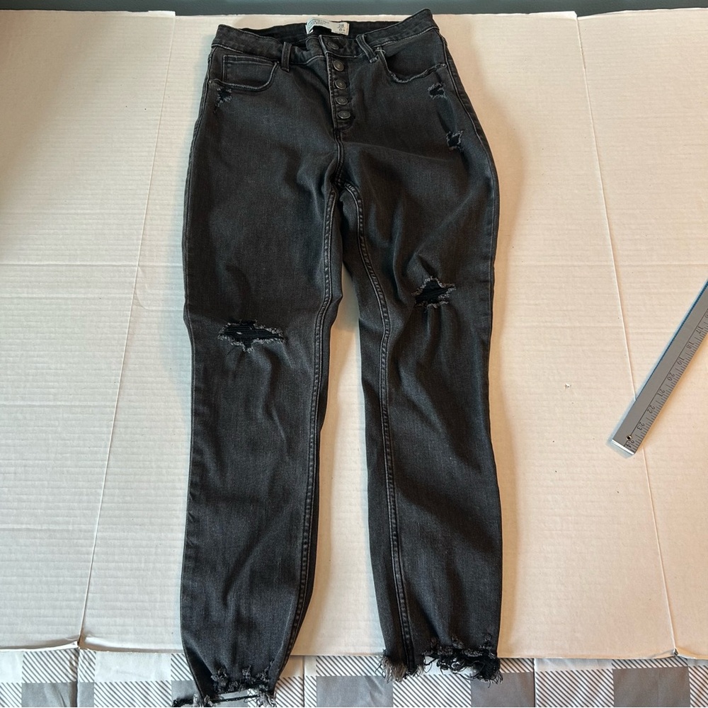 Abercrombie & Fitch Black Distressed High rise Ankle Jeans size 28 (6R)